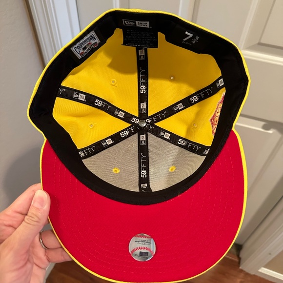 New Era 5950 New York Yankees 1999 World Series Yellow/Red Fitted Hat Men - Picture 4 of 6